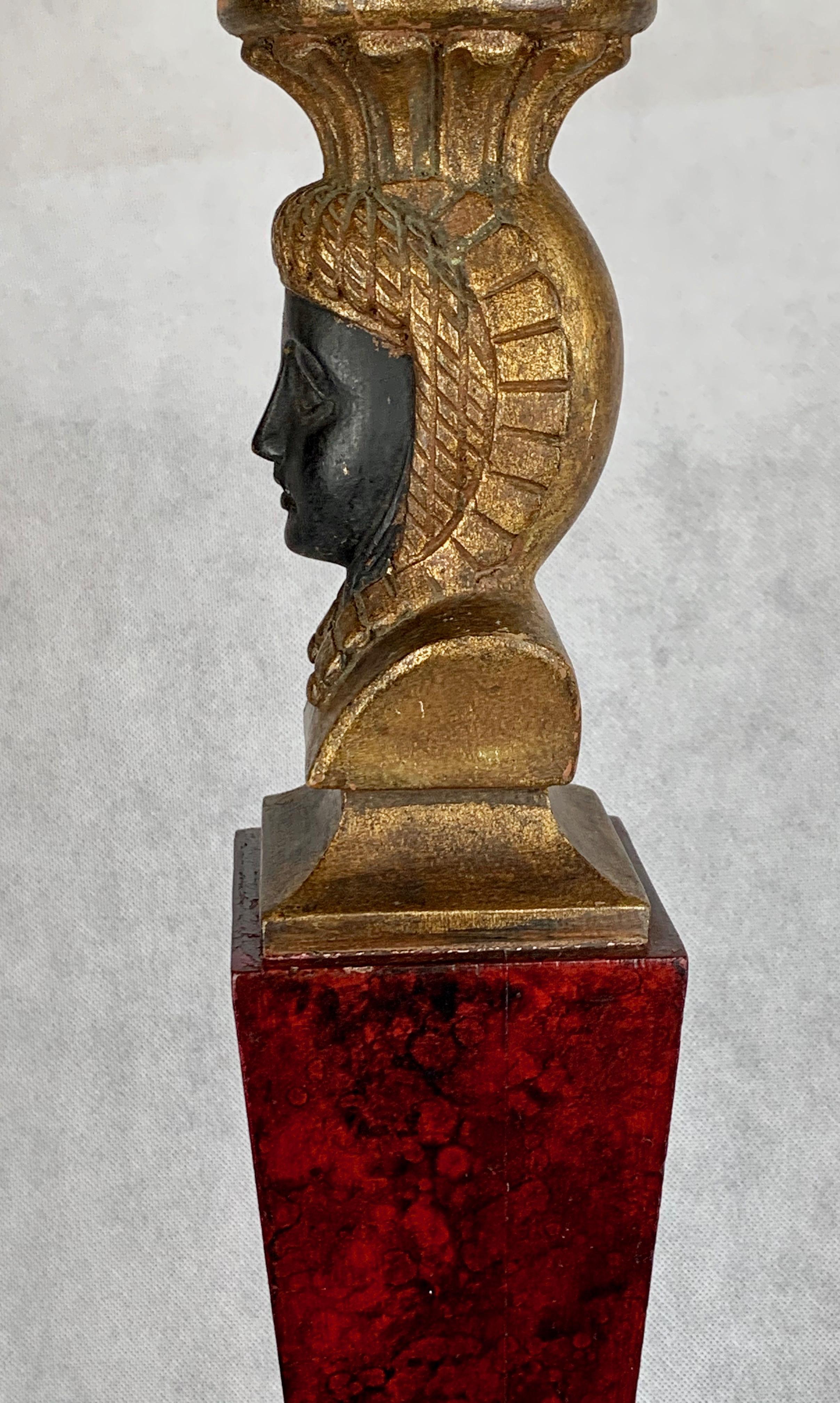 Lampe de style Revive égyptien en bois rouge foncé, sculptée à la main, avec abat-jour. en vente 2