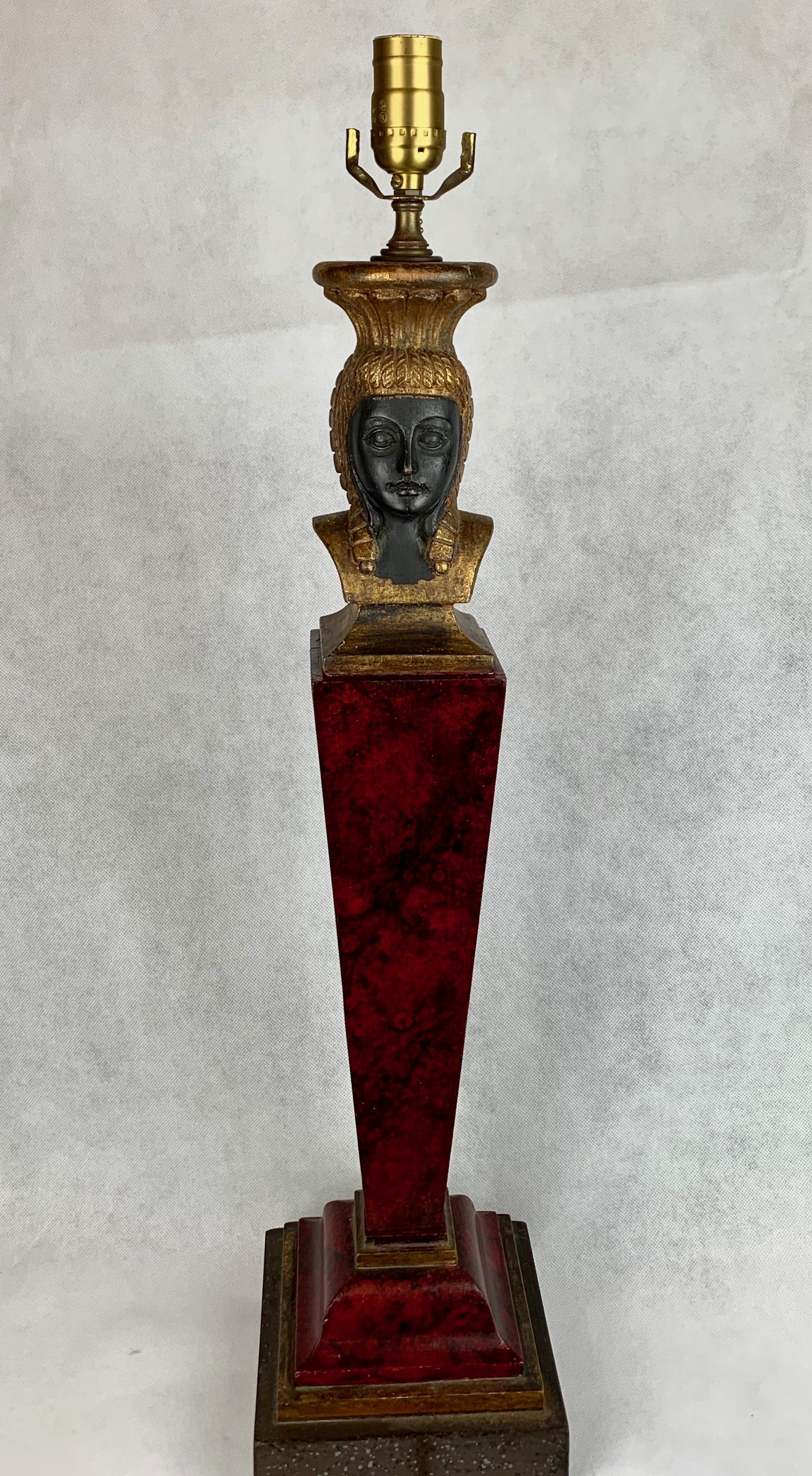 Lampe de style Revive égyptien en bois rouge foncé, sculptée à la main, avec abat-jour. en vente 3