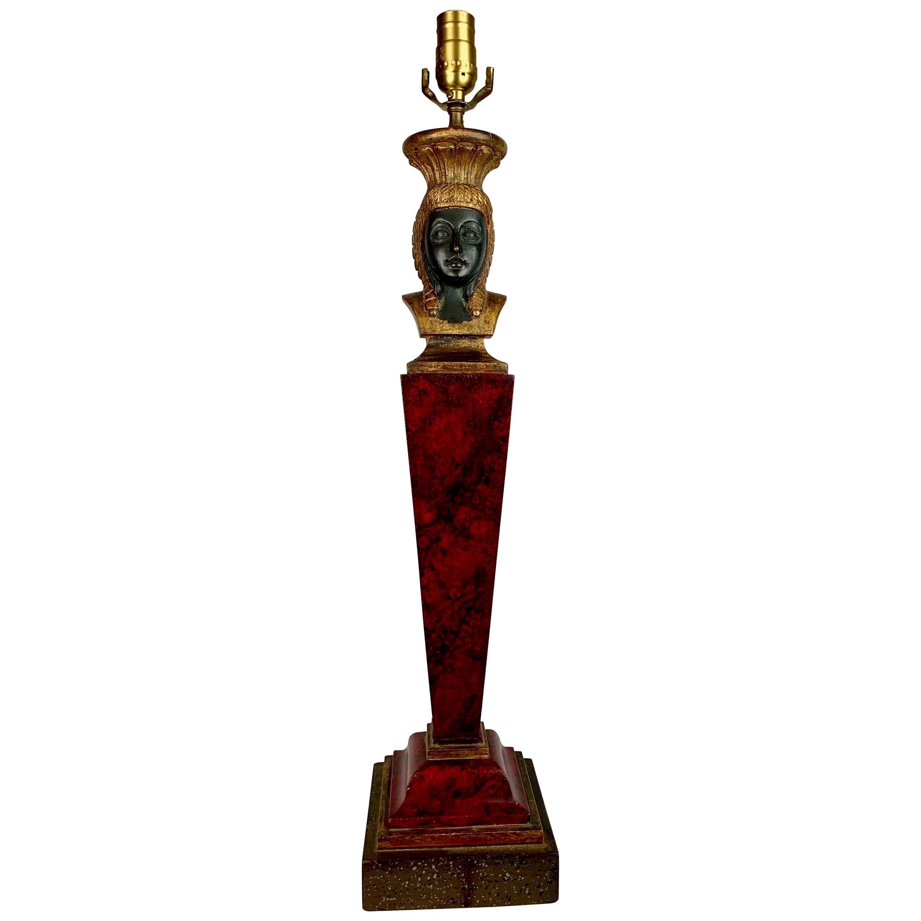 Inconnu Lampe de style Revive égyptien en bois rouge foncé, sculptée à la main, avec abat-jour. en vente