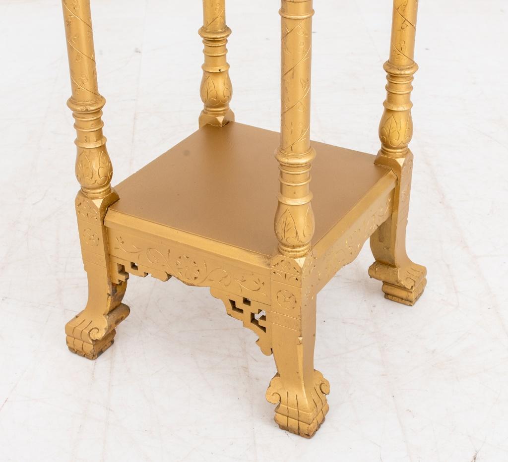 Support à plantes en bois sculpté de style néo-égyptien, peint en or, avec motif floral et ajourage géométrique. 40