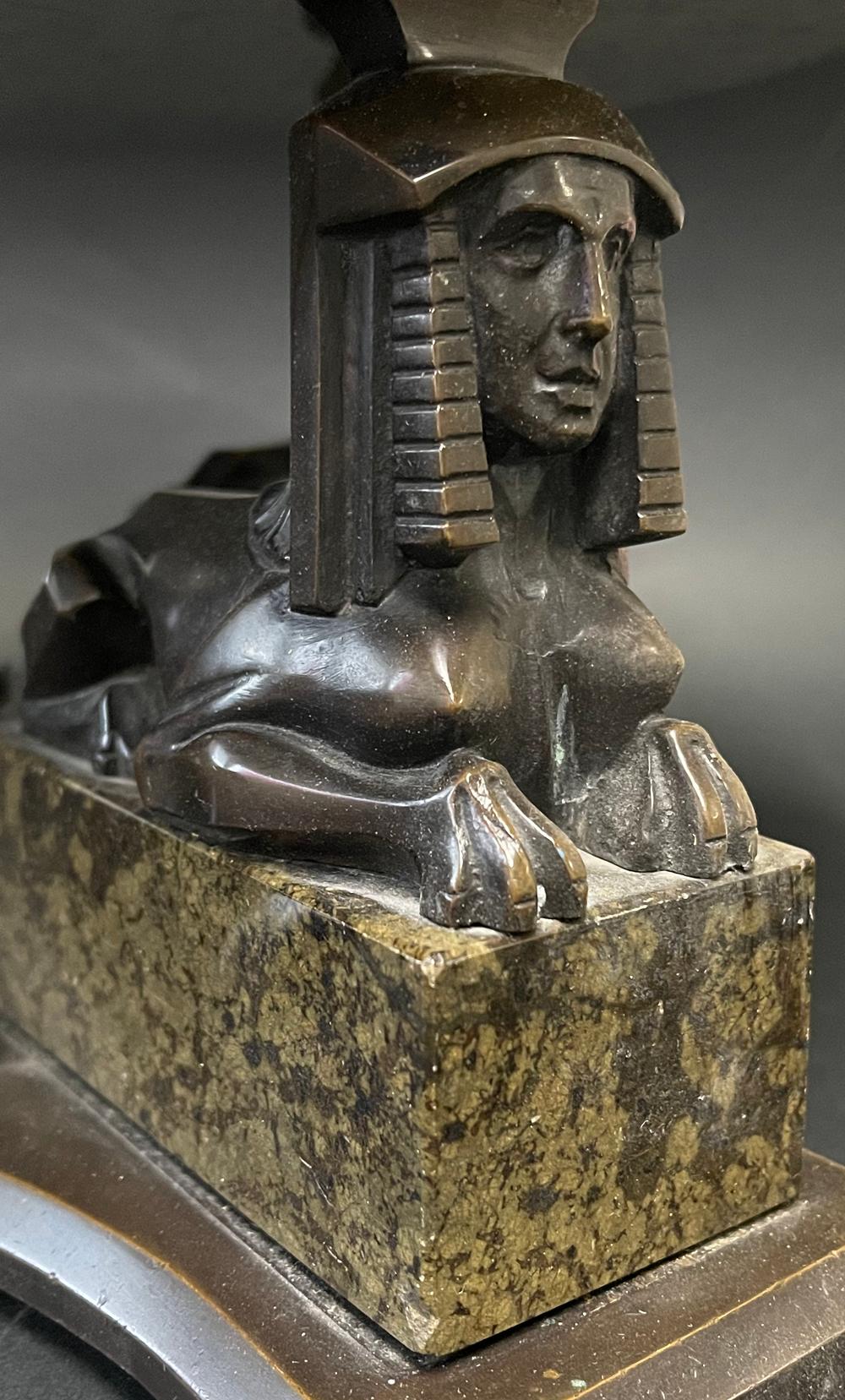 Français Centre de table néo-égyptien Art Déco, bol à pieds, bronze et pierre, France en vente