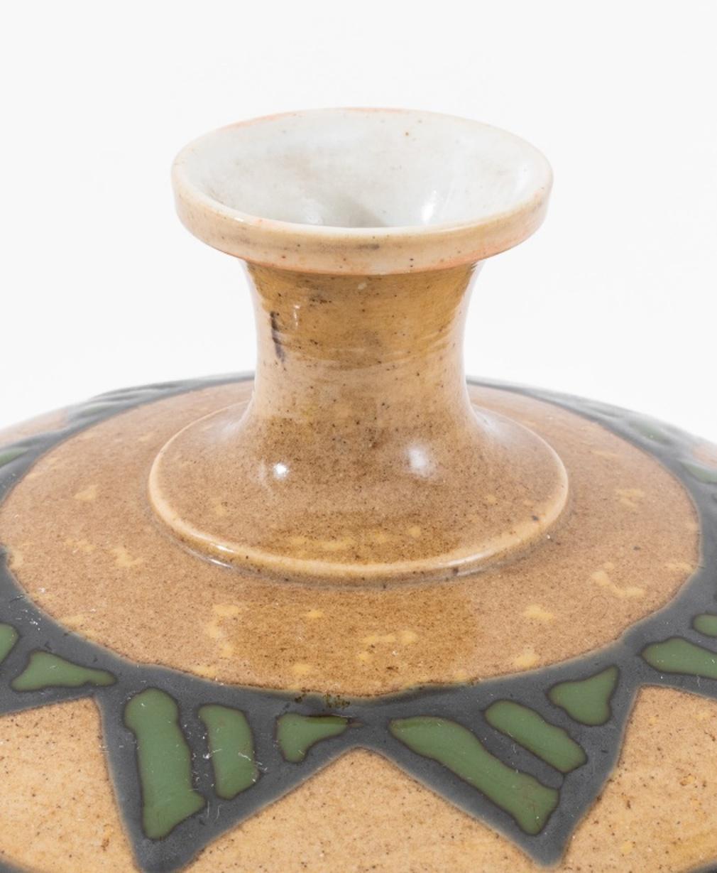 Vase en céramique de style néo-égyptien, années 1940 Bon état - En vente à New York, NY
