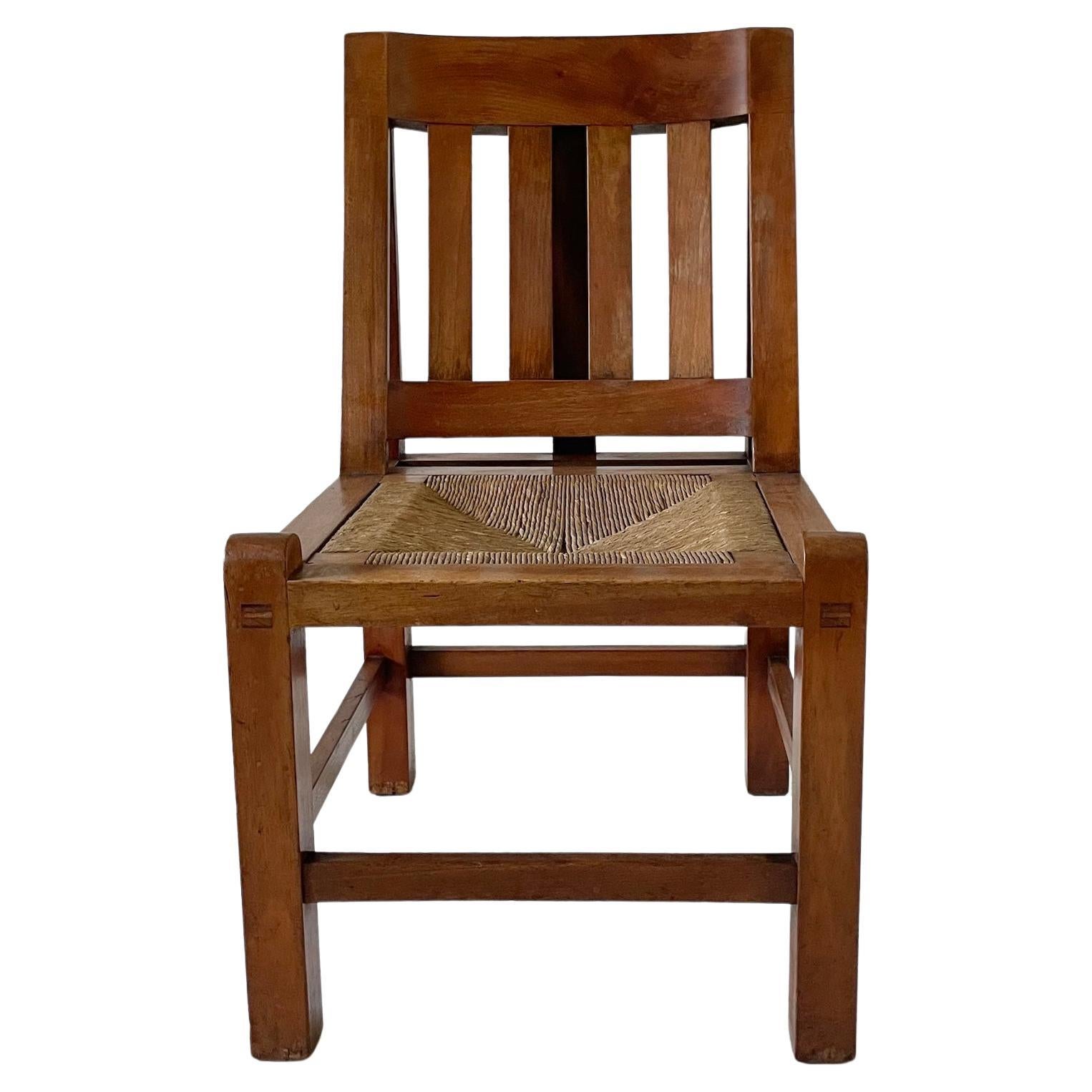Chaise en noyer de style néo-égyptien avec assise en jonc et dossier angulaire incurvé.

Attribué à Liberty & Co, dans le style de Christopher Dresser.

Circa 1885

Hauteur 73 cm. Largeur 42 cm. Profondeur 49cm Hauteur du siège 34cm

Cette chaise