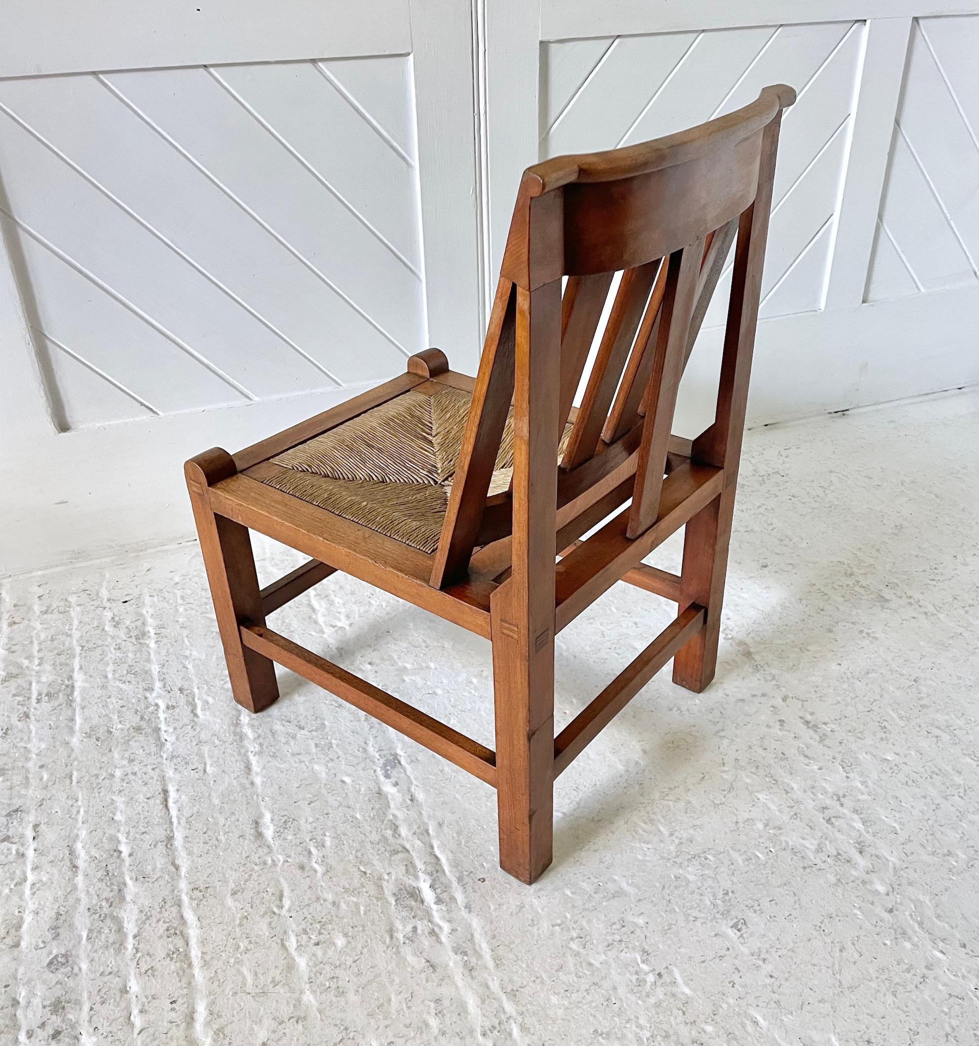Chaise néo-égyptien attribuée à Liberty & Co Bon état - En vente à Petworth, GB