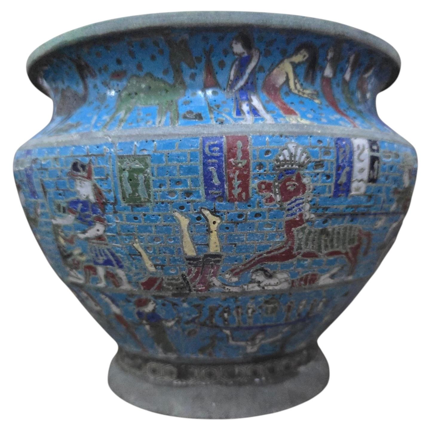 Jardinière de style néo-égyptien en cloisonné, avec décor polychrome, vers 1900