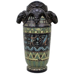 Vase figuratif peint à froid de style néo-égyptien avec des têtes de béliers & Hiéroglyphes