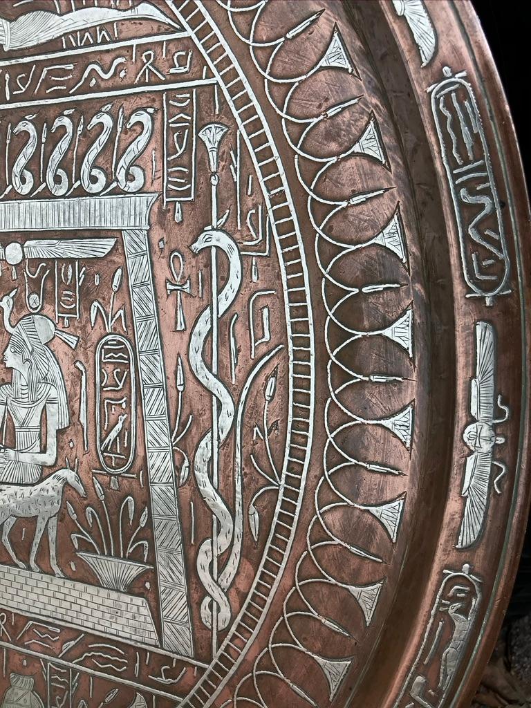 Assiette de présentation néo-égyptien en cuivre et argent incrustée de hiéroglyphiques 2