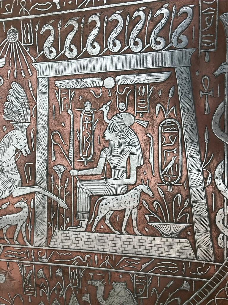 Assiette de présentation néo-égyptien en cuivre et argent incrust�ée de hiéroglyphiques 3