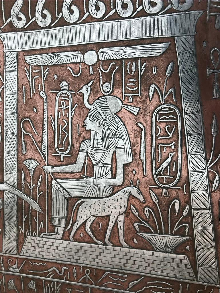 Assiette de présentation néo-égyptien en cuivre et argent incrustée de hiéroglyphiques 4