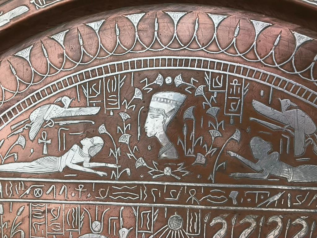 Assiette de présentation néo-égyptien en cuivre et argent incrustée de hiéroglyphiques 7