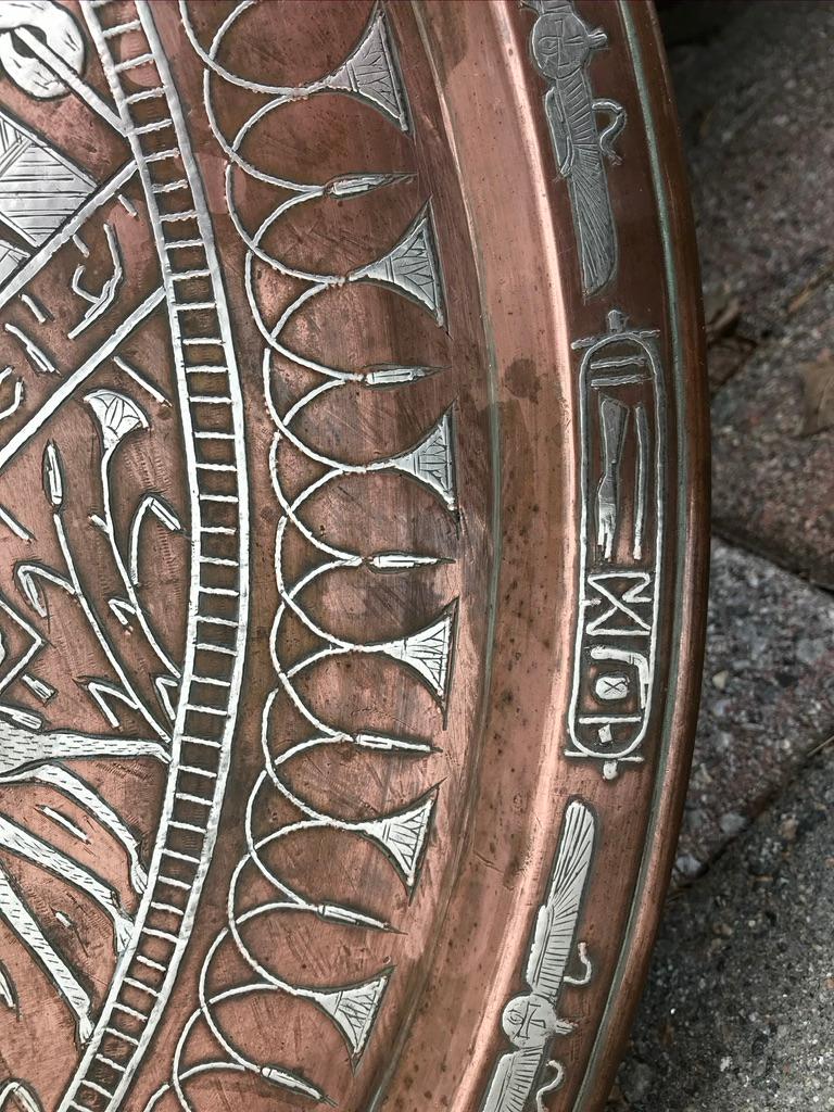 Assiette de présentation néo-égyptien en cuivre et argent incrustée de hiéroglyphiques 8