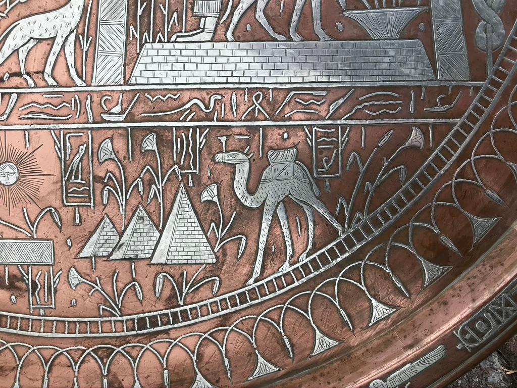Assiette de présentation néo-égyptien en cuivre et argent incrustée de hiéroglyphiques 9