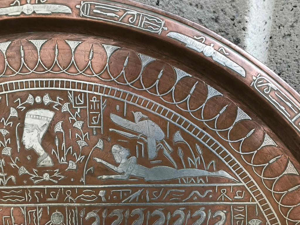 Néo-égyptien Assiette de présentation néo-égyptien en cuivre et argent incrustée de hiéroglyphiques