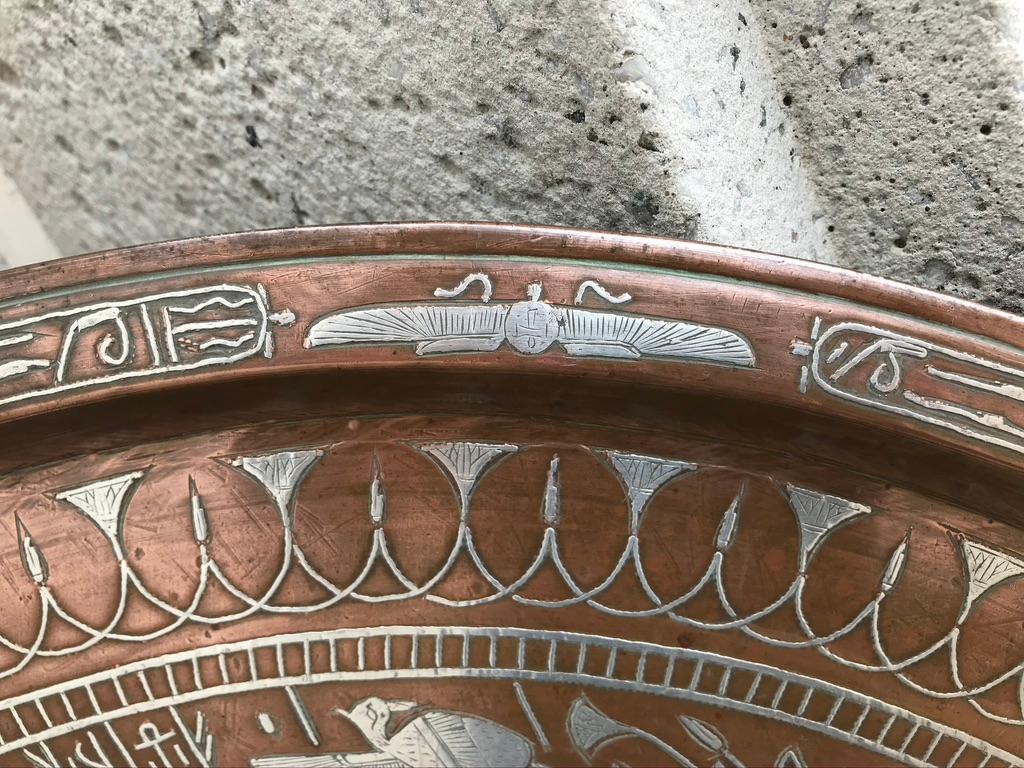 Égyptien Assiette de présentation néo-égyptien en cuivre et argent incrustée de hiéroglyphiques