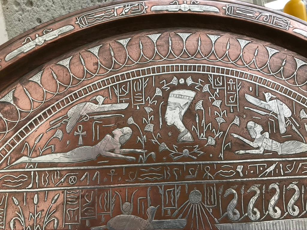 Incrusté Assiette de présentation néo-égyptien en cuivre et argent incrustée de hiéroglyphiques