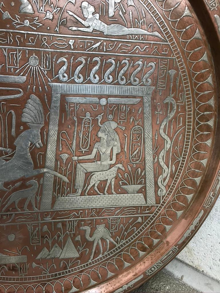 Cuivre Assiette de présentation néo-égyptien en cuivre et argent incrustée de hiéroglyphiques