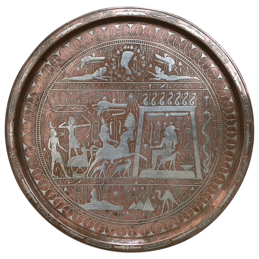 Assiette de présentation néo-égyptien en cuivre et argent incrustée de hiéroglyphiques