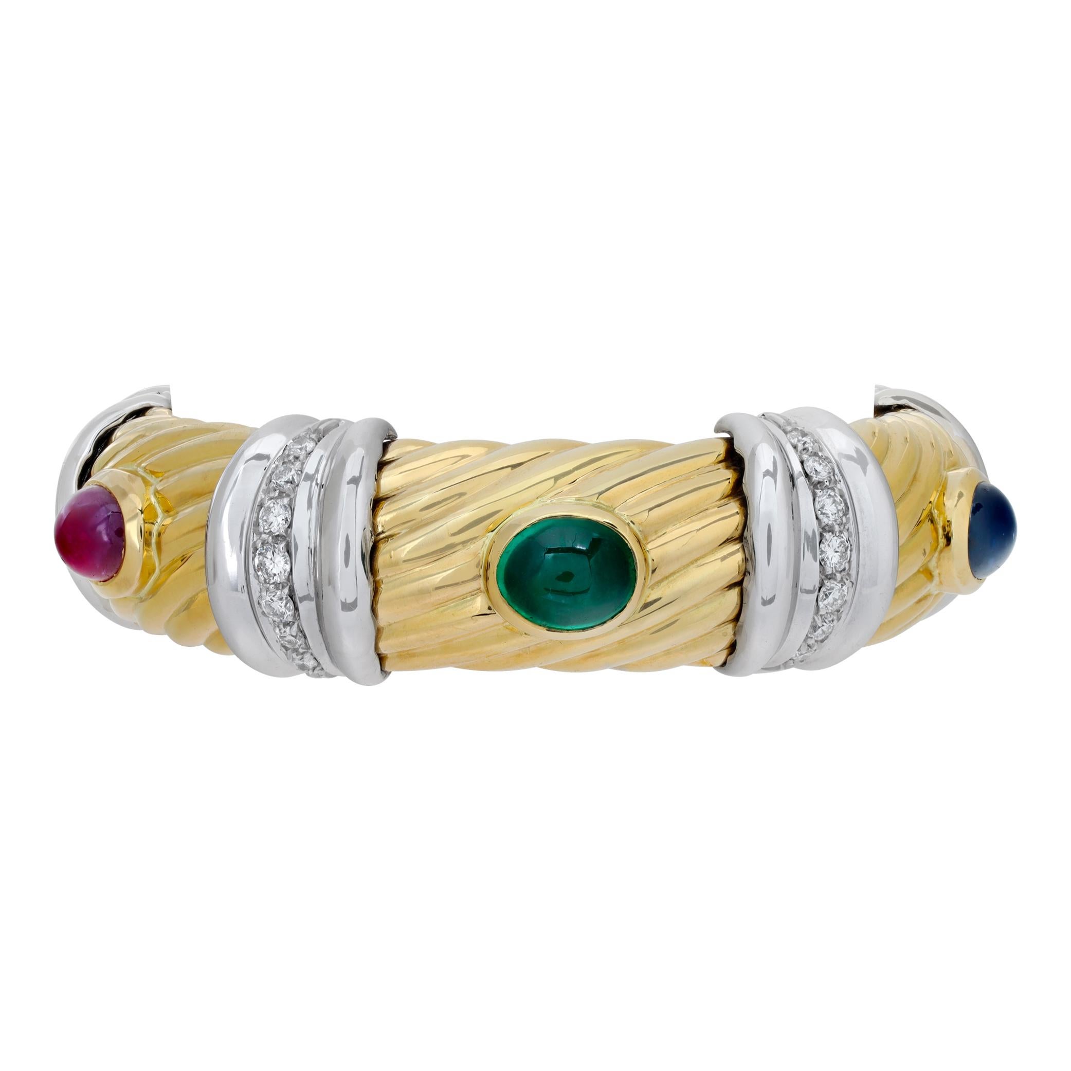 Revival egipcio, brazalete puño con diamantes, cabujones esmeralda, rubí, zafiro en oro macizo blanco y amarillo de 18 quilates. Diamantes redondos talla brillante peso total aprox.: 1,70 quilates, estimación: color G-H, claridad VVS-VS. Cabujones