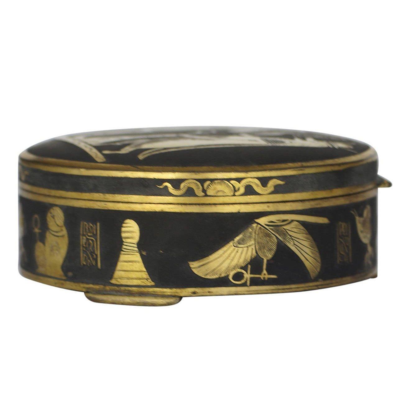 Estuche decorativo damasquinado de renacimiento egipcio en venta 1