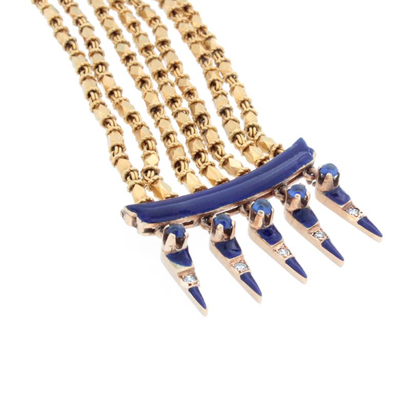 Ein kompliziertes Goldarmband im Revival-Stil, handgefertigt irgendwann in den 1940er-50er Jahren.  Es hat schöne blaue Emaille Details, Diamanten und kleine Cabochon Saphire, die alle in 14K Gelbgold gefasst sind. Dieses Armband lässt sich an jedes