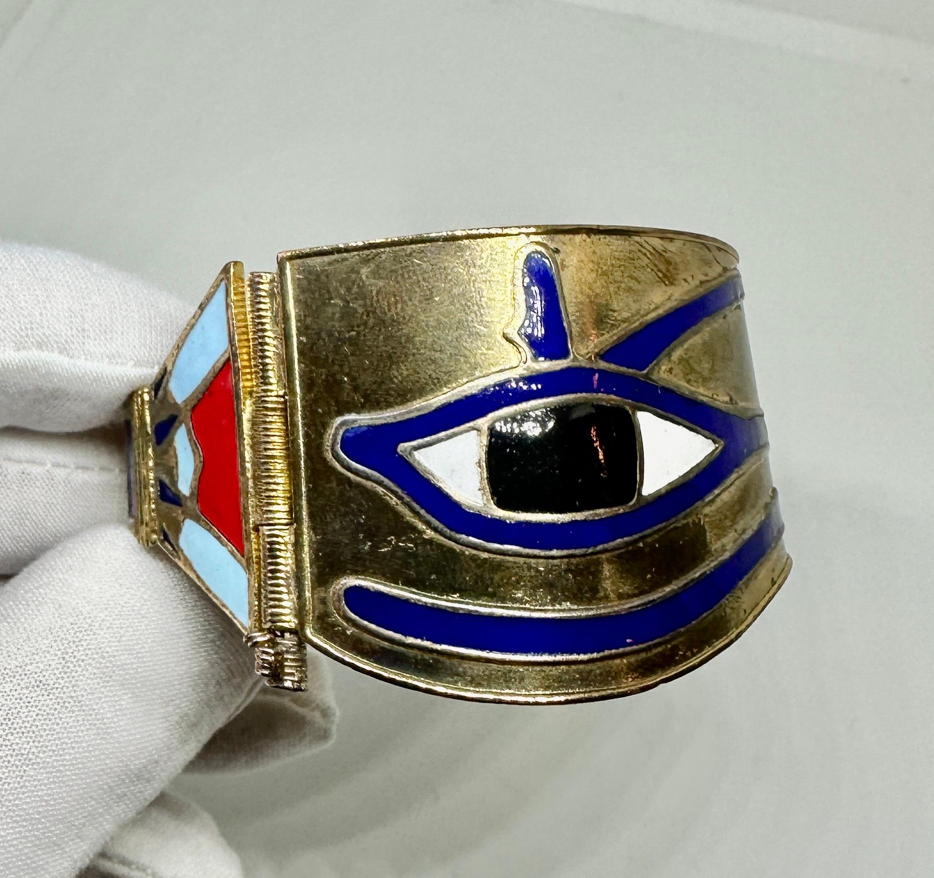 IL S'AGIT D'UN SUPERBE BRACELET DE L'OEIL D'HORUS DE STYLE ÉGYPTIEN DATANT DE LA PÉRIODE ART DÉCO, AVEC DE MAGNIFIQUES IMAGES EN ÉMAIL.
Ce bracelet est vraiment magnifique.  Et il est si rare de trouver ces bijoux anciens de l'Arte Antiques Revival