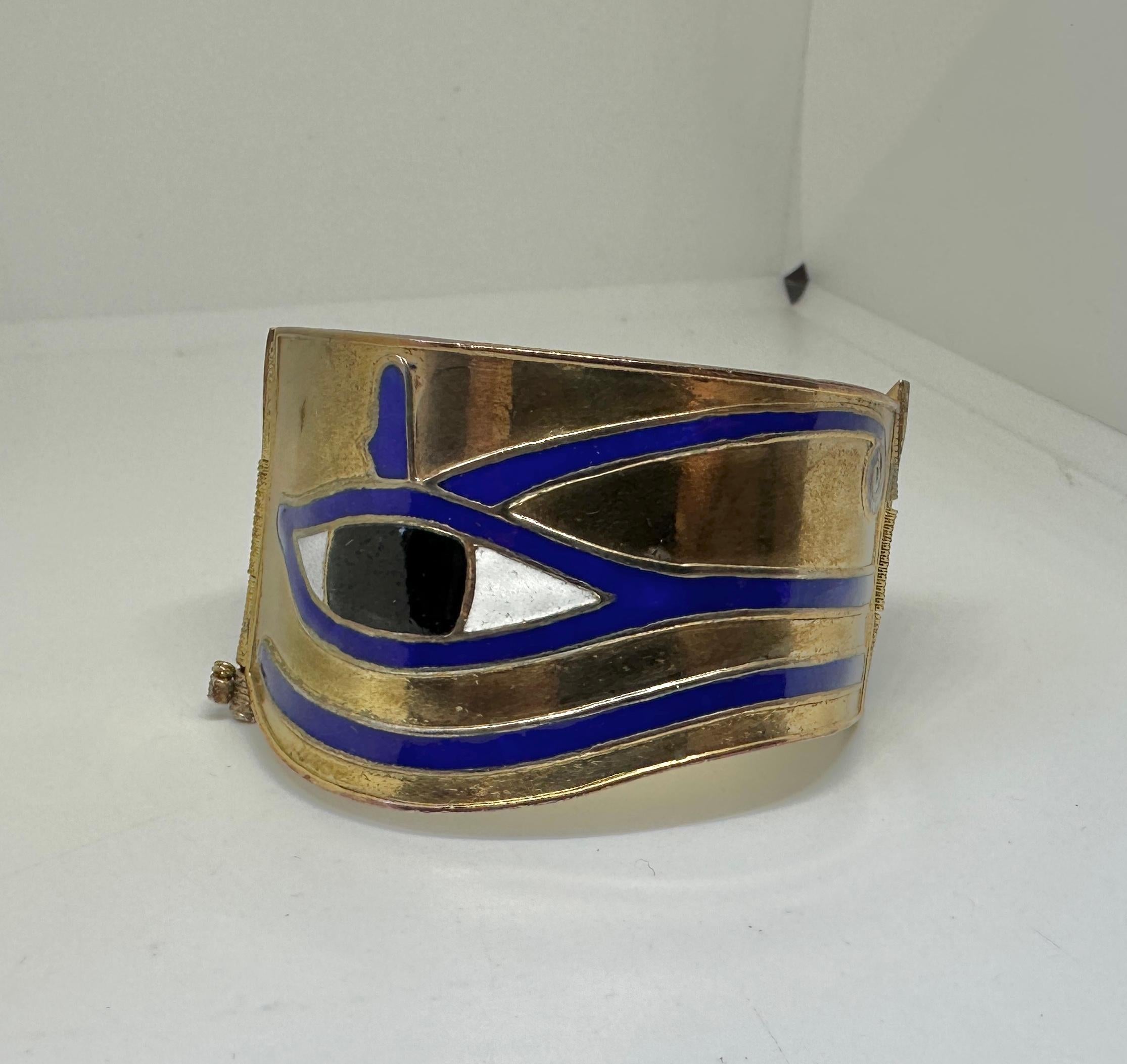 Néo-égyptien Bracelet jonc antique Art déco néo-égyptien Eye of Horus en émail en vente