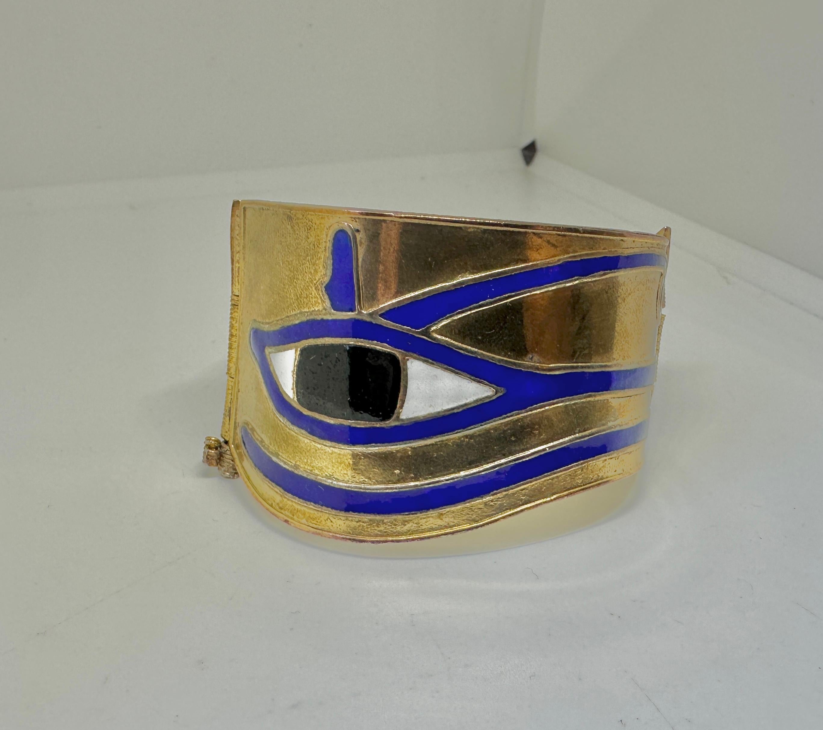 Bracelet jonc antique Art déco néo-égyptien Eye of Horus en émail Excellent état - En vente à New York, NY