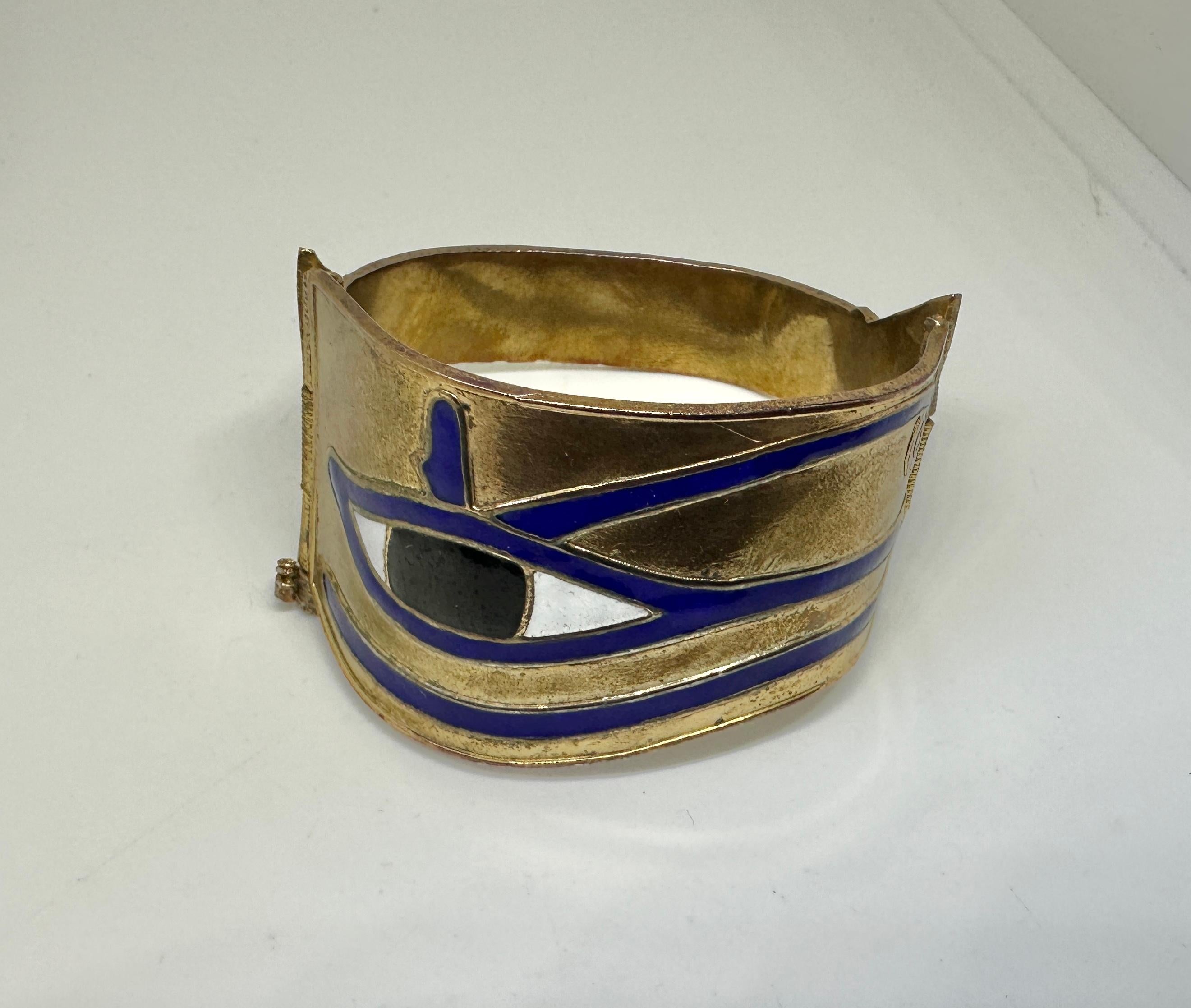 Bracelet jonc antique Art déco néo-égyptien Eye of Horus en émail Unisexe en vente