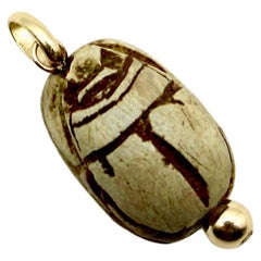 Pendentif scarabée en faïence de style égyptien avec monture en or 14K