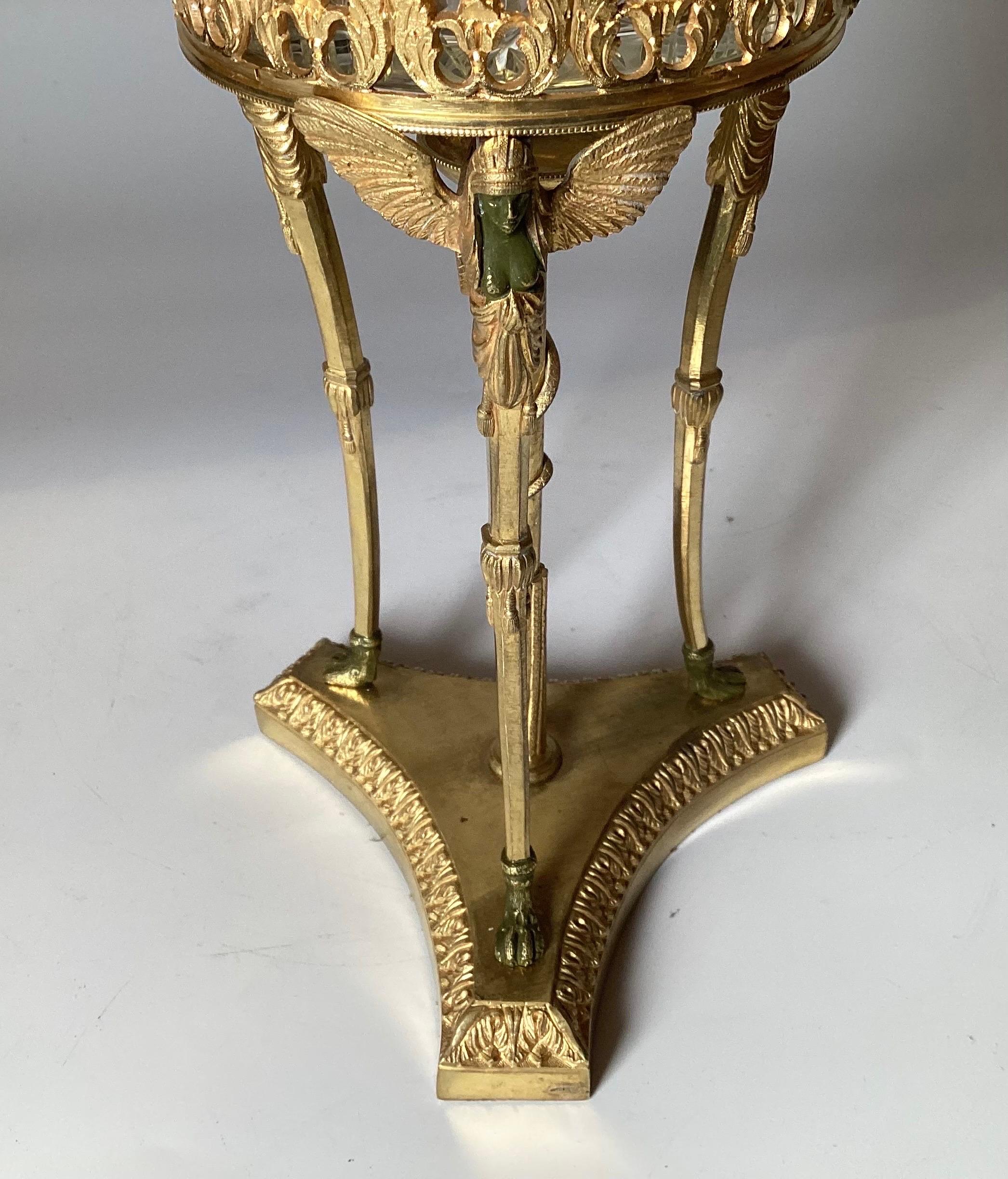Européen Coupe à piédestal en bronze doré et verre taillé de style Revive égyptien en vente