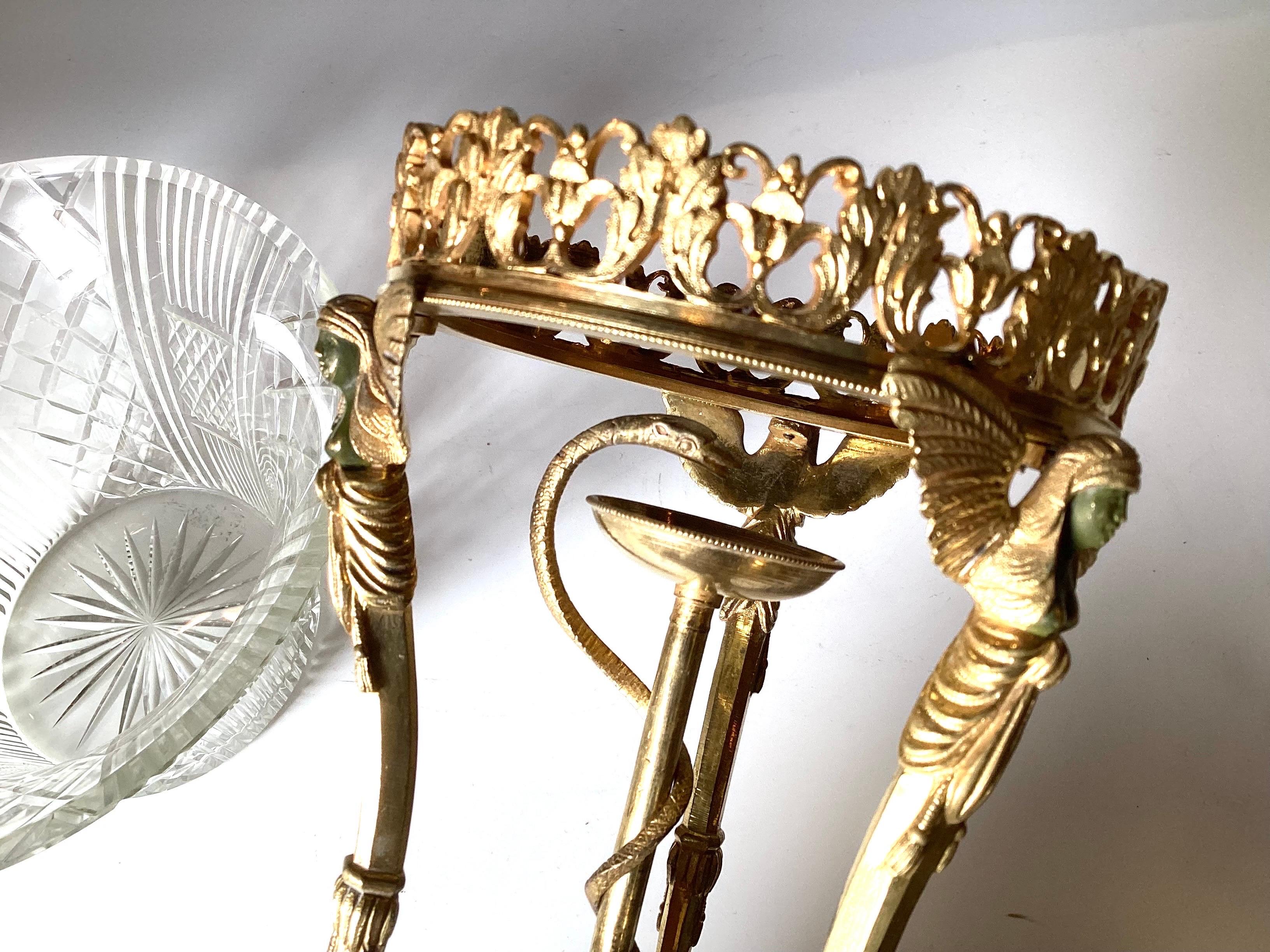 Coupe à piédestal en bronze doré et verre taillé de style Revive égyptien Bon état - En vente à Lambertville, NJ