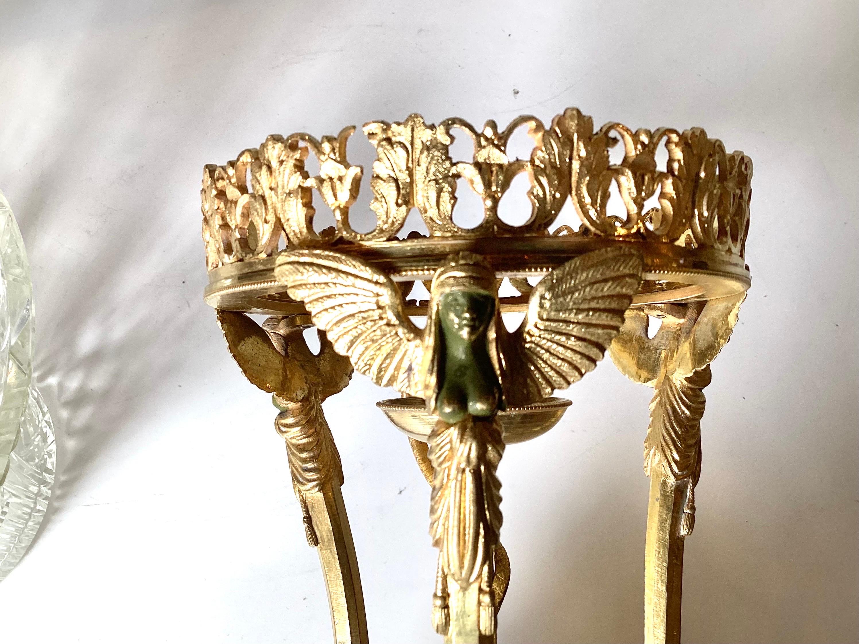 Fin du XIXe siècle Coupe à piédestal en bronze doré et verre taillé de style Revive égyptien en vente