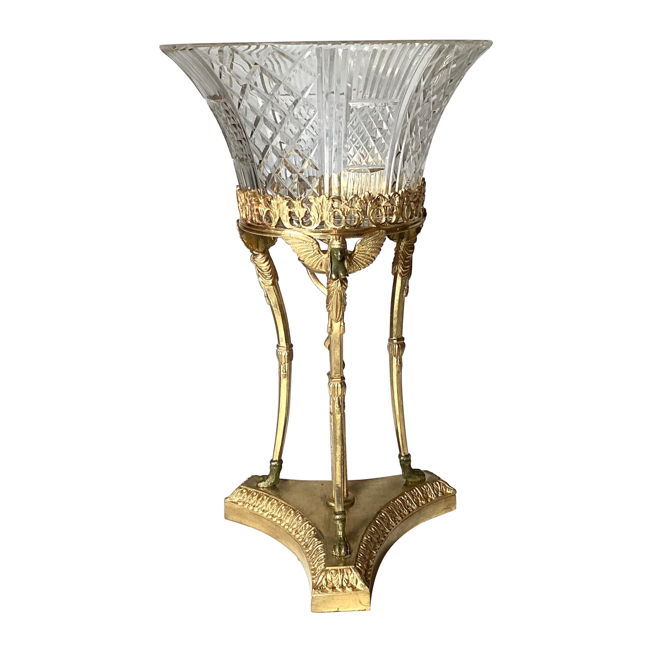 Cuenco con Pedestal de Bronce Dorado y Vidrio Tallado del Renacimiento Egipcio