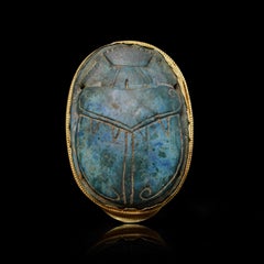 Broche en plaqué or de style néo-égyptien représentant un scarabée en faïence