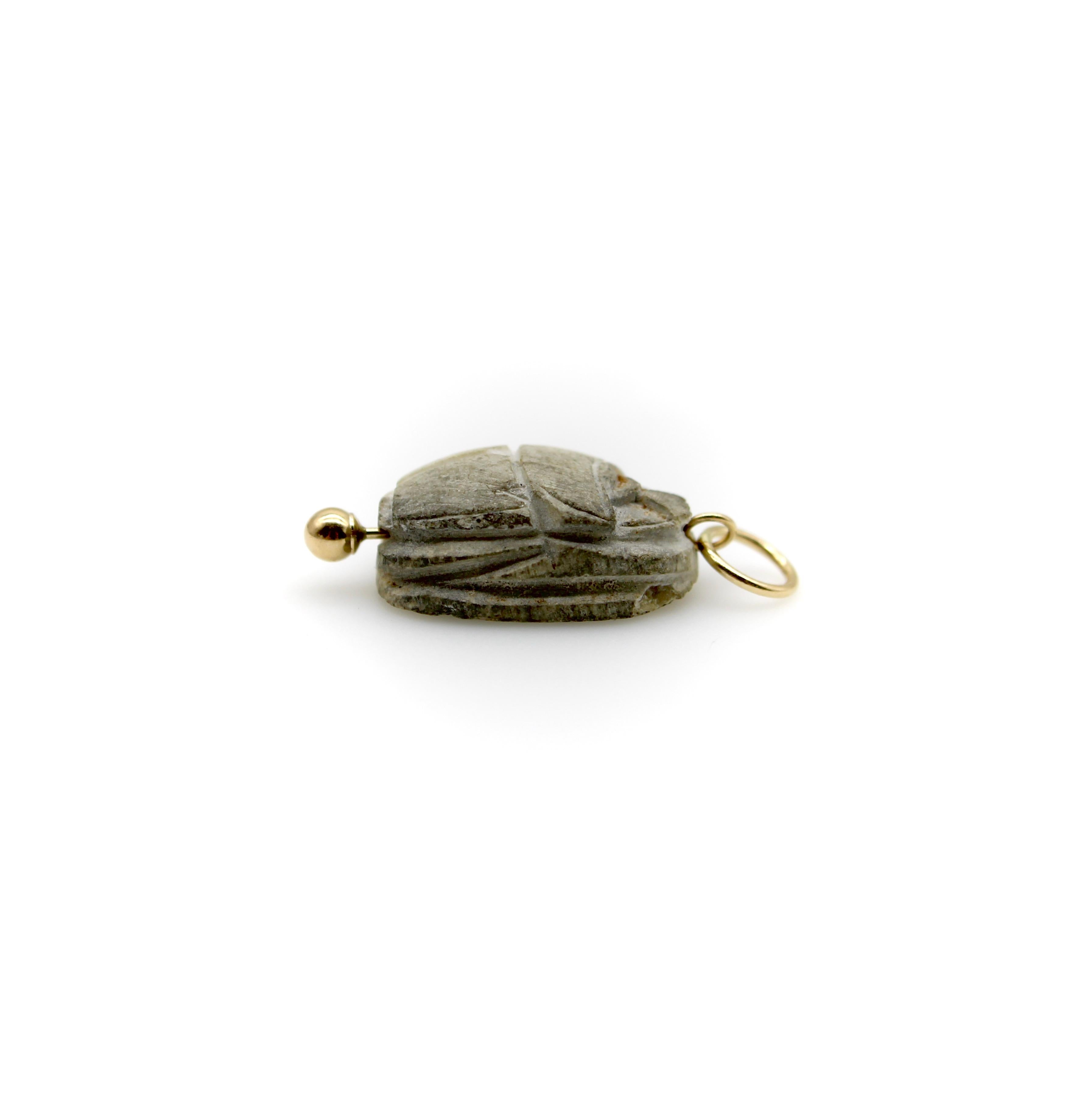 Neoegizio Ciondolo Scarabeo in pietra grigia egiziana con montatura in oro 14K in vendita