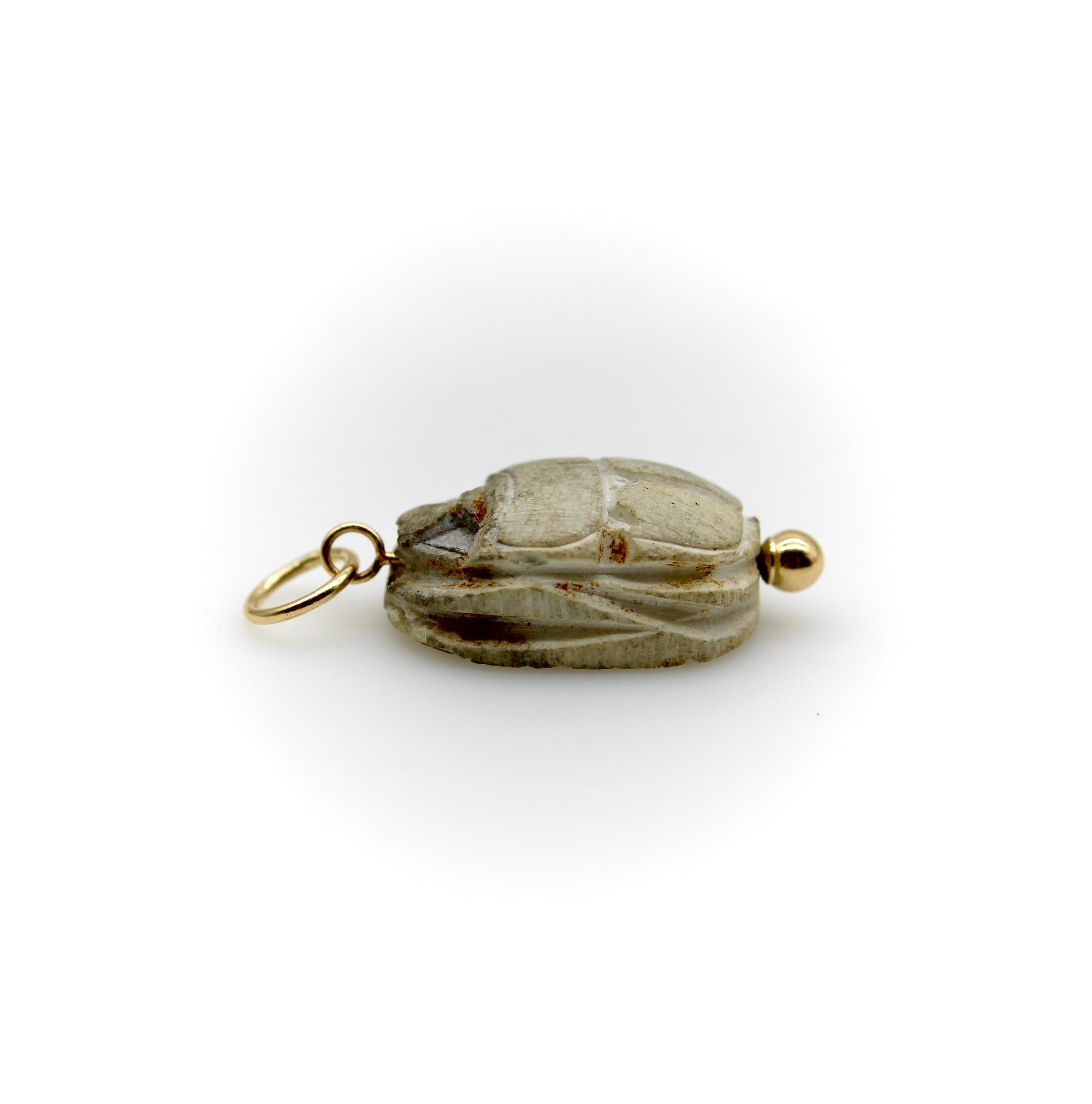 Ciondolo Scarabeo in pietra grigia egiziana con montatura in oro 14K In condizioni buone in vendita a Venice, CA