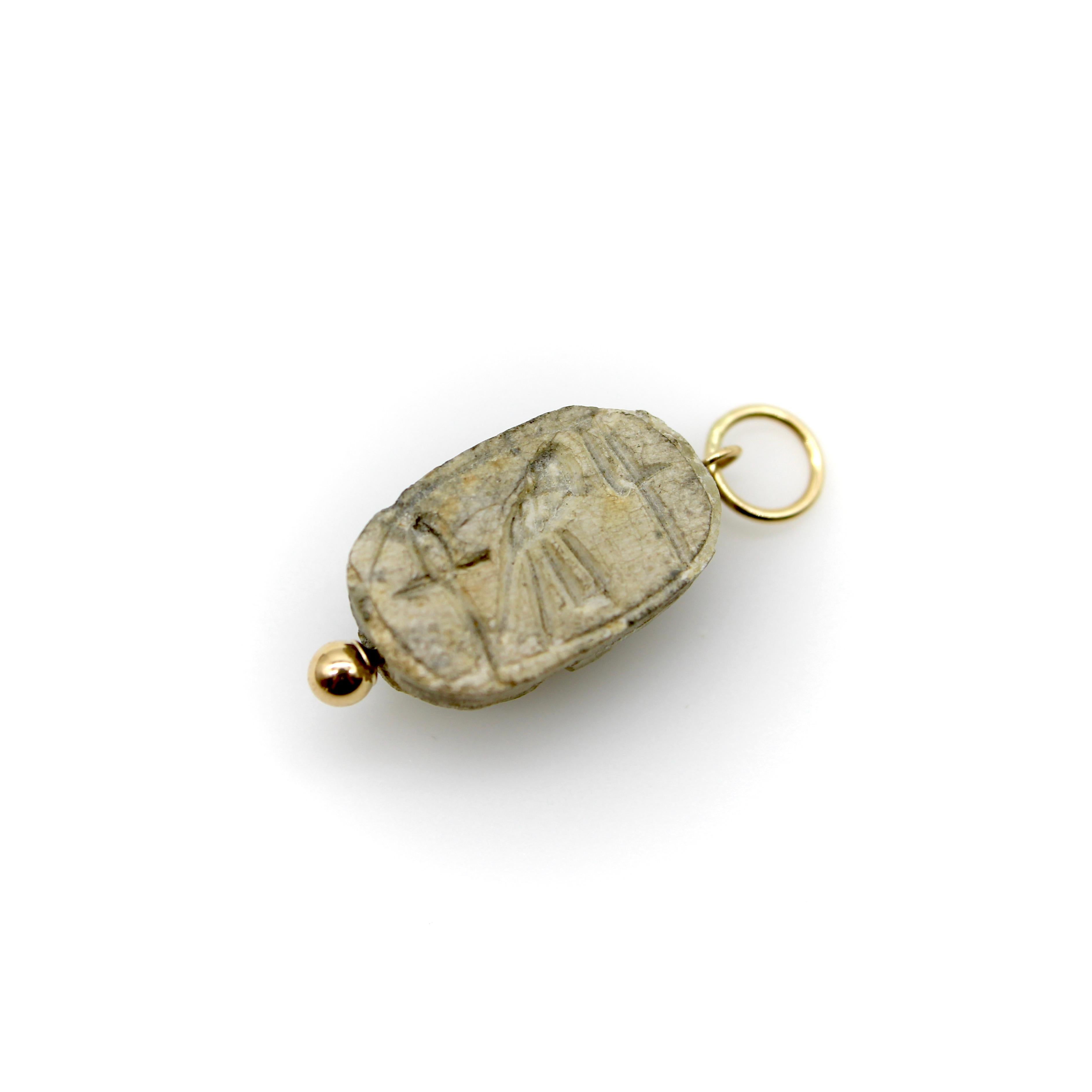 da uomo o donna Ciondolo Scarabeo in pietra grigia egiziana con montatura in oro 14K in vendita