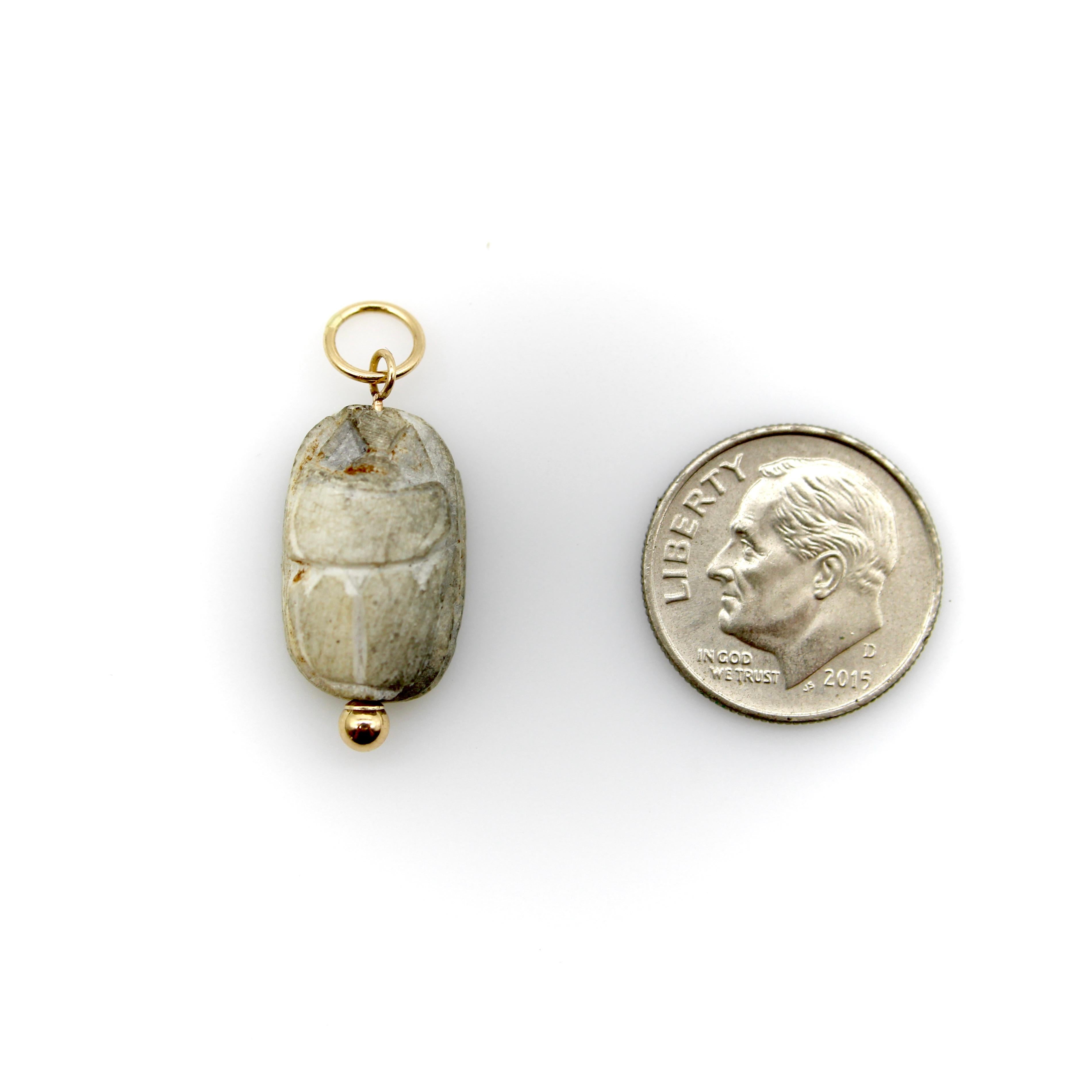 Ciondolo Scarabeo in pietra grigia egiziana con montatura in oro 14K in vendita 1