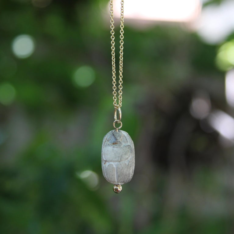 Ancien Pendentif Scarabée Sculpté Avec Hiéroglyphes - Monture En Argent - Occasion Bon état