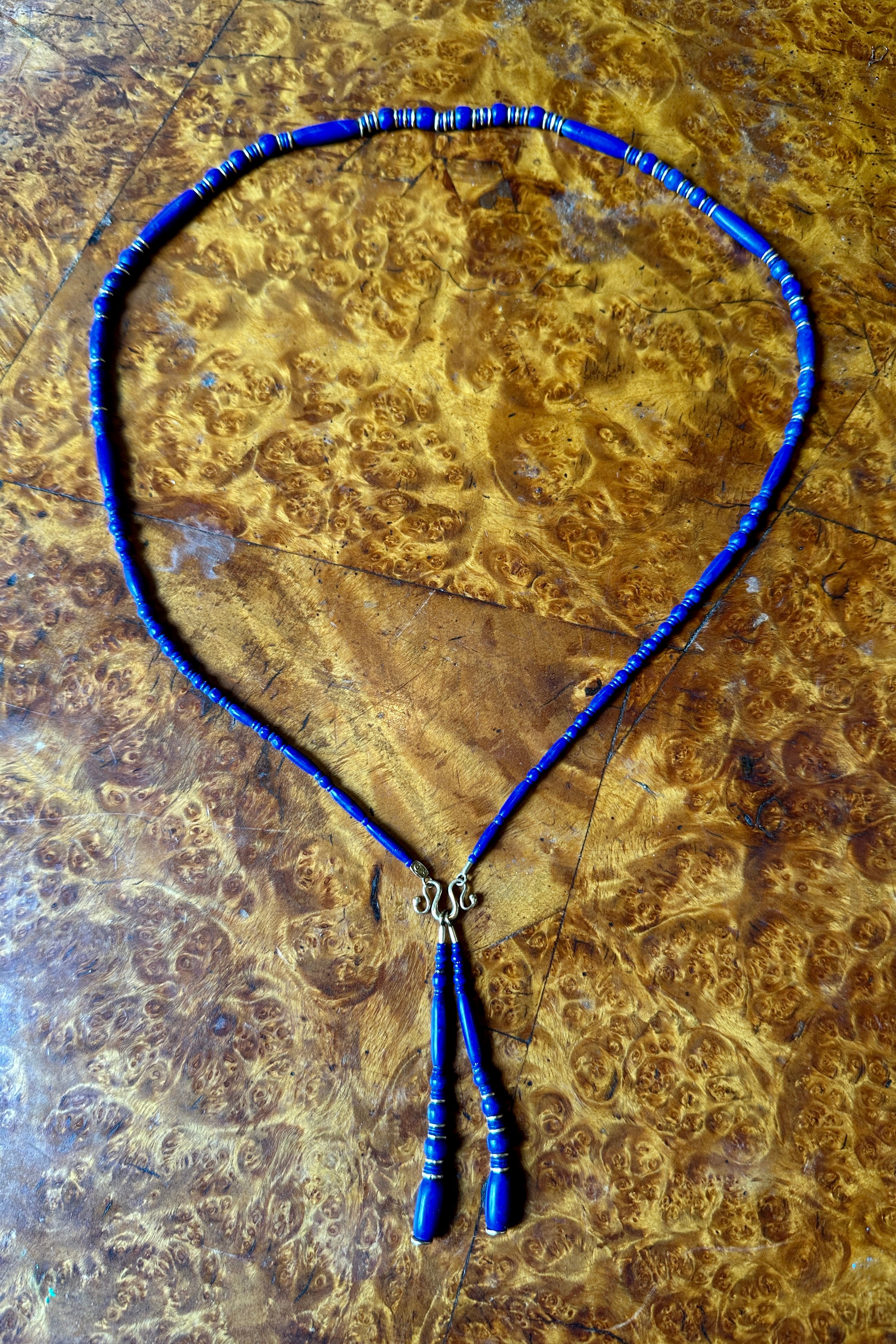 QUESTA È UNA SPLENDIDA COLLANA DI LAPISLAZZULI E PERLINE IN ORO 14 CARATI DAL DESIGN REVIVAL EGIZIANO LUNGA 24 POLLICI.  LE PERLE DI LAPISLAZZULI BLU VIVO SONO SPLENDIDAMENTE SCREZIATE D'ORO.  LE PERLE DI LAPIS SONO INCASTONATE CON SPLENDIDE PERLE