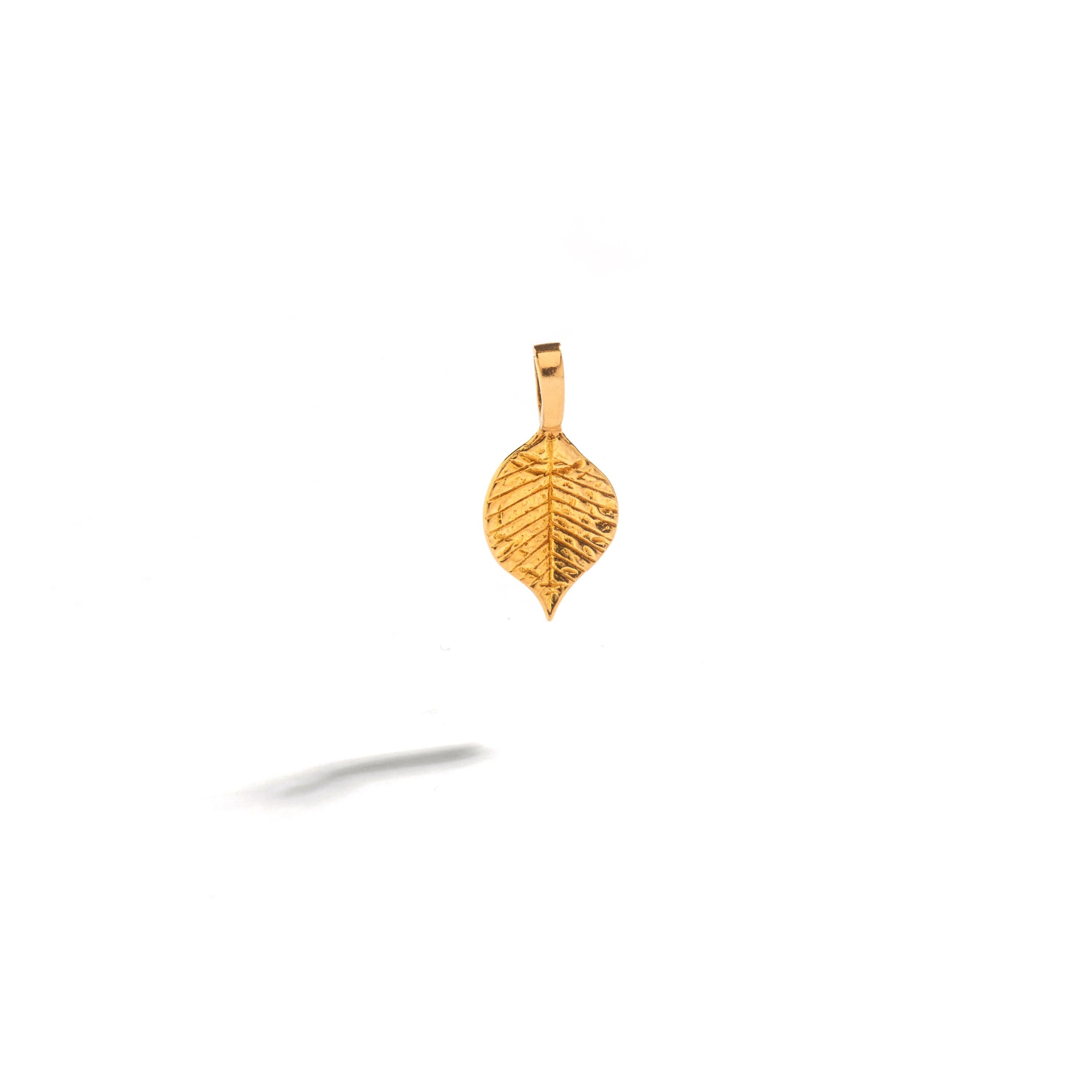 Leaf Yellow Gold 18k Pendant Charm.
Egyptian revival.

Total length: 0.79 inch (2.00 centimeters) including bail.
Total weight: 1.26 grams.