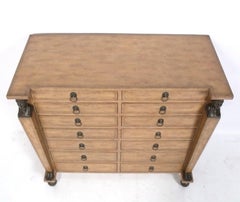 Cassettiera egiziana revival rivestita in pelle o Semainier di Kreiss