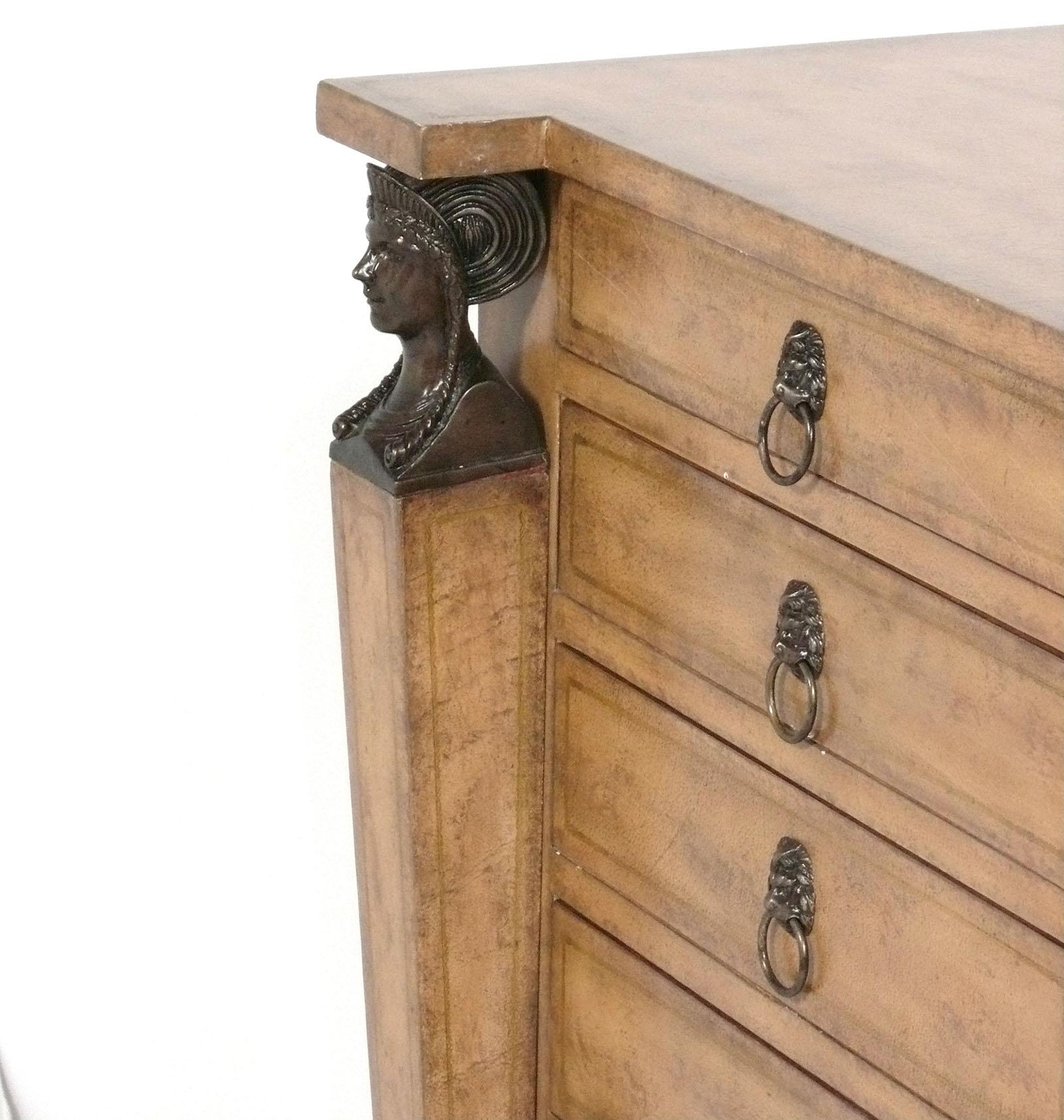 Ottone Cassettiera egiziana revival rivestita in pelle o Semainier di Kreiss in vendita