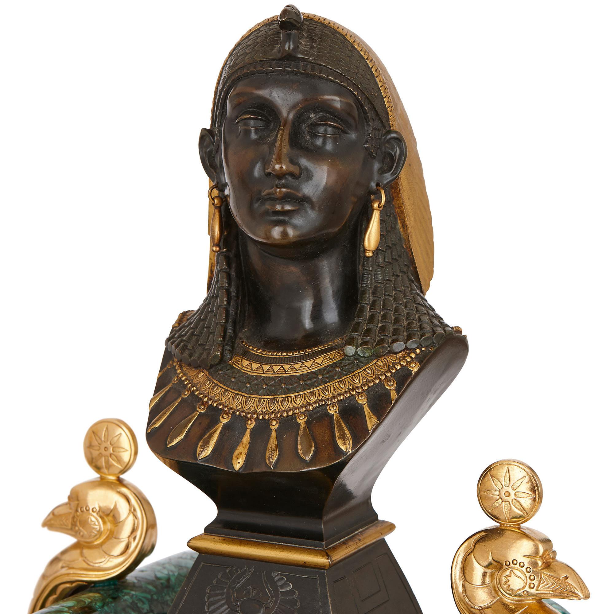 Français Ensemble d'horloges néo-égyptiennes en malachite, marbre, bronze doré et patiné en vente