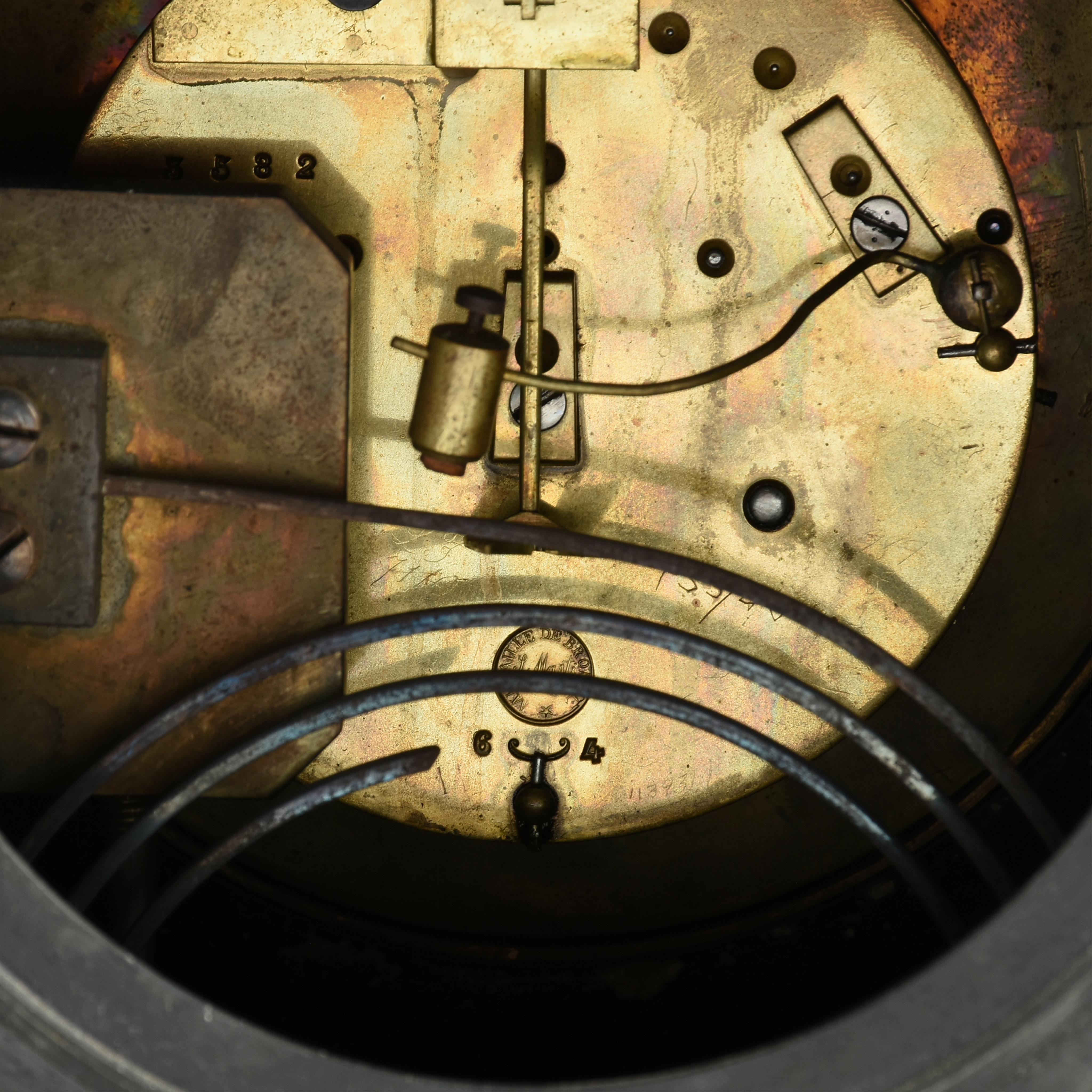 A TIFFANY & CO. RELOJ DE MANANTILA DEL REVIVIMIENTO EGIPCIO, AMERICANO, Década de 1880,
un reloj de bronce ormolu y mármol fabricado por L. Marti et Cie para Tiffany & Company, marcado en la esfera del reloj, 