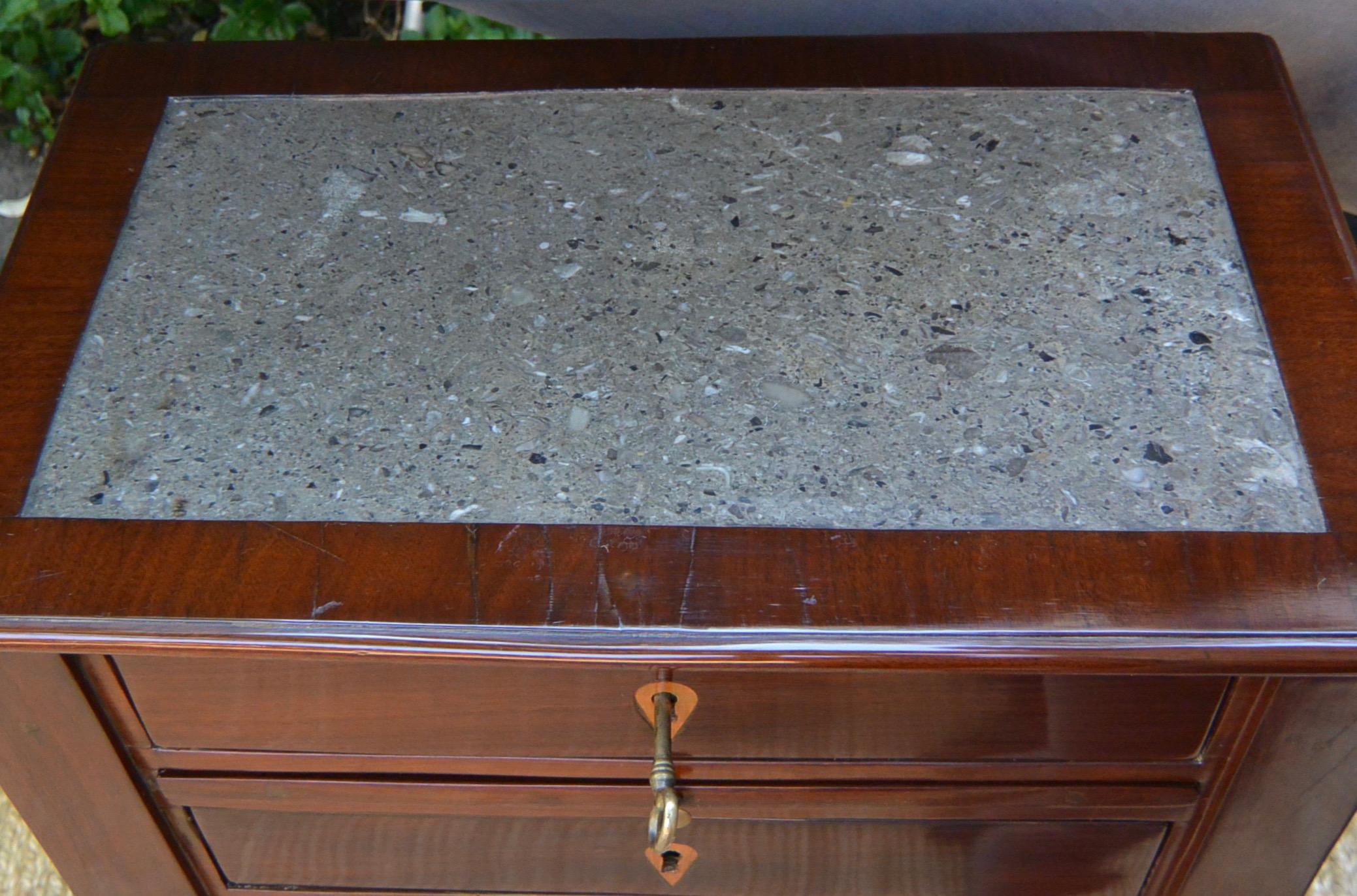 Table néo-égyptienne à plateau de marbre en vente 4