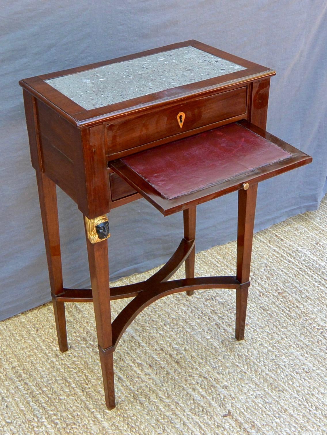 Néo-égyptien Table néo-égyptienne à plateau de marbre en vente
