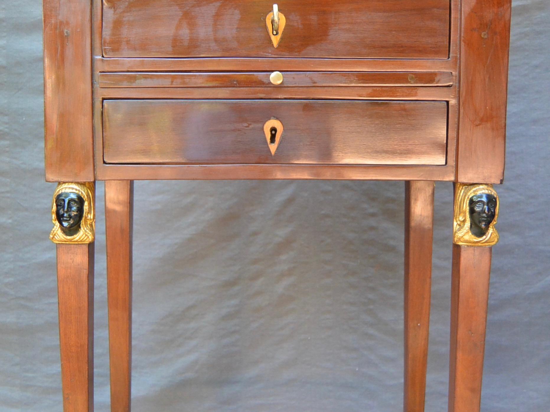 Table néo-égyptienne à plateau de marbre Bon état - En vente à New York, NY