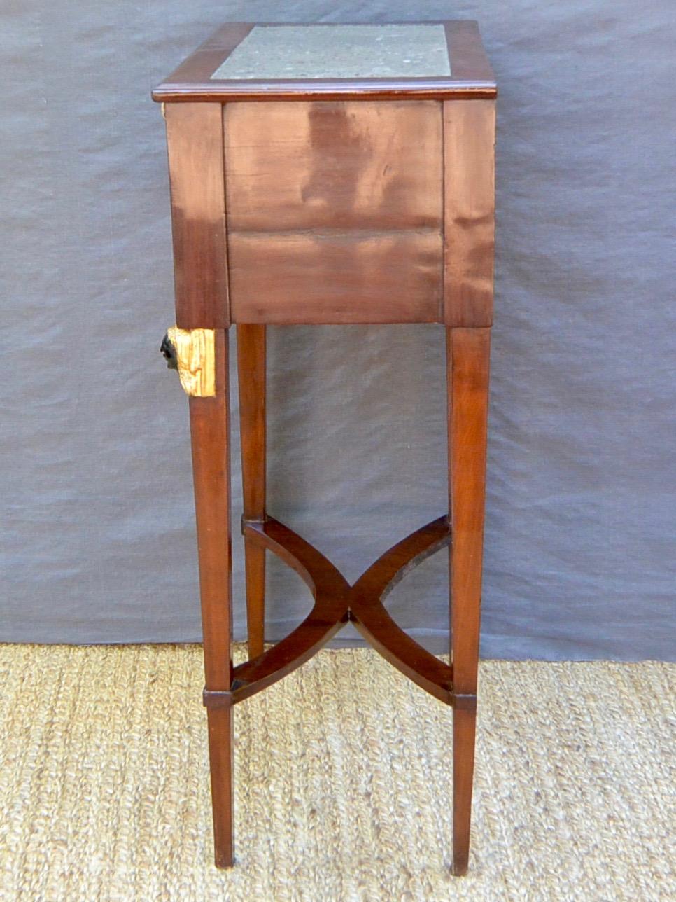 XVIIIe siècle Table néo-égyptienne à plateau de marbre en vente