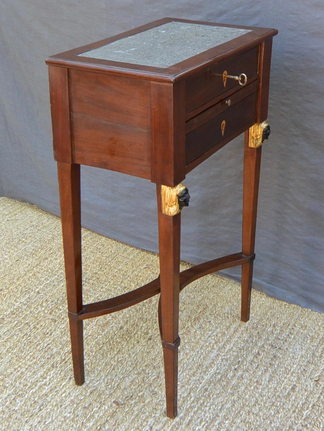 Marbre Table néo-égyptienne à plateau de marbre en vente